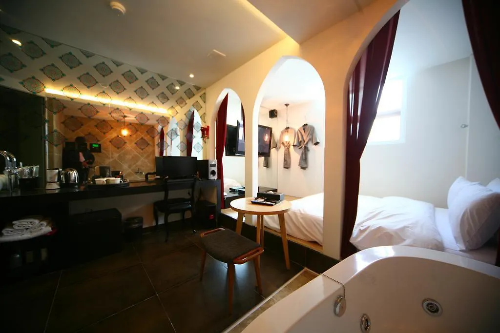 Diva Hotel Seoel 3*,